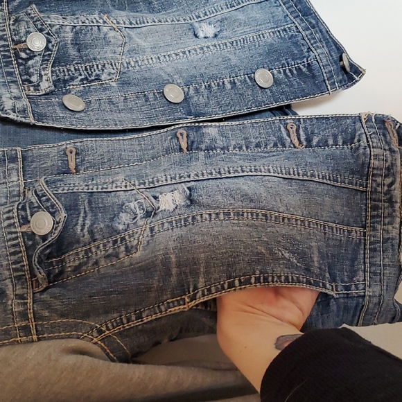 Jean jacket with light gray hood and sleeves. - Picture 5 of 8